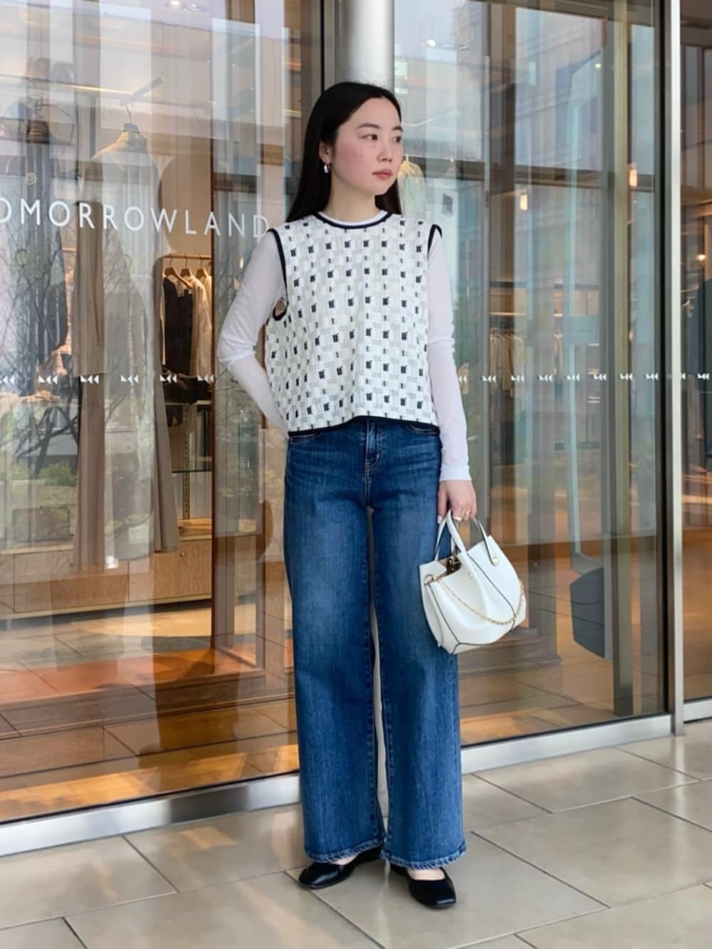 ホワイト系のTシャツ/カットソー、ホワイト系のその他トップス、ブルー系のブルゾンを着用したレディースの春コーディネートの4枚目の写真
