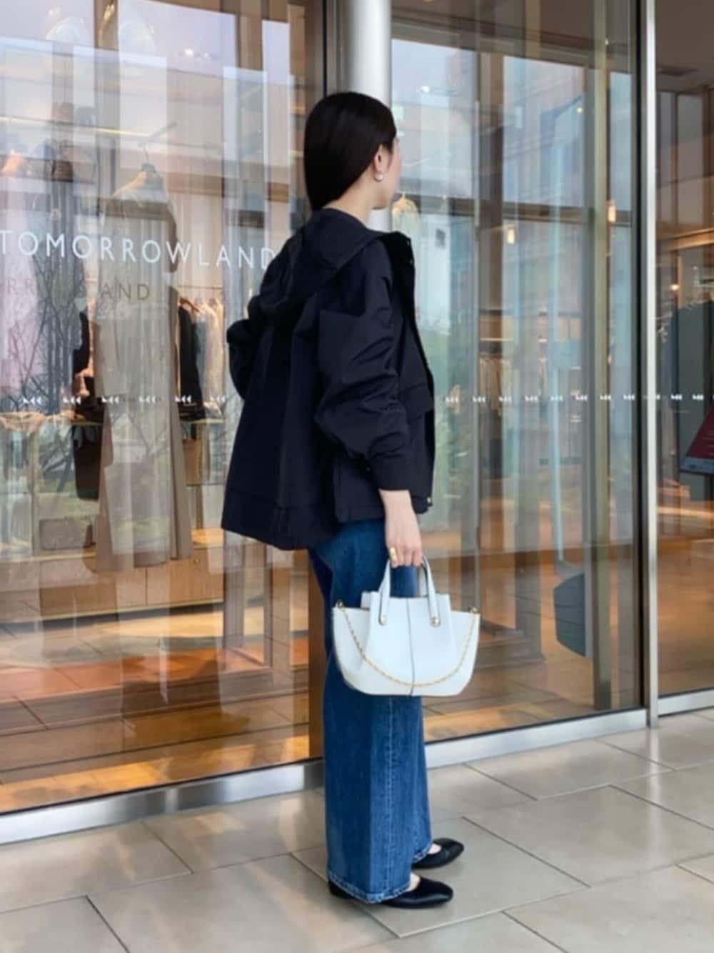 ホワイト系のTシャツ/カットソー、ホワイト系のその他トップス、ブルー系のブルゾンを着用したレディースの春コーディネートの2枚目の写真