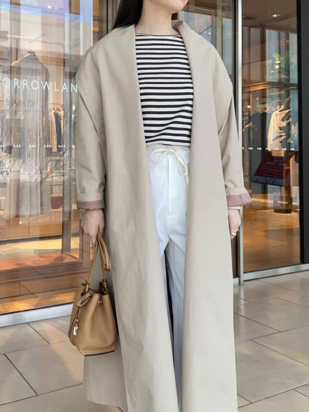 ホワイト系のその他パンツ、ベージュ系のその他アウター、ブラック系のTシャツ/カットソーを着用したレディースの春コーディネートの3枚目の写真