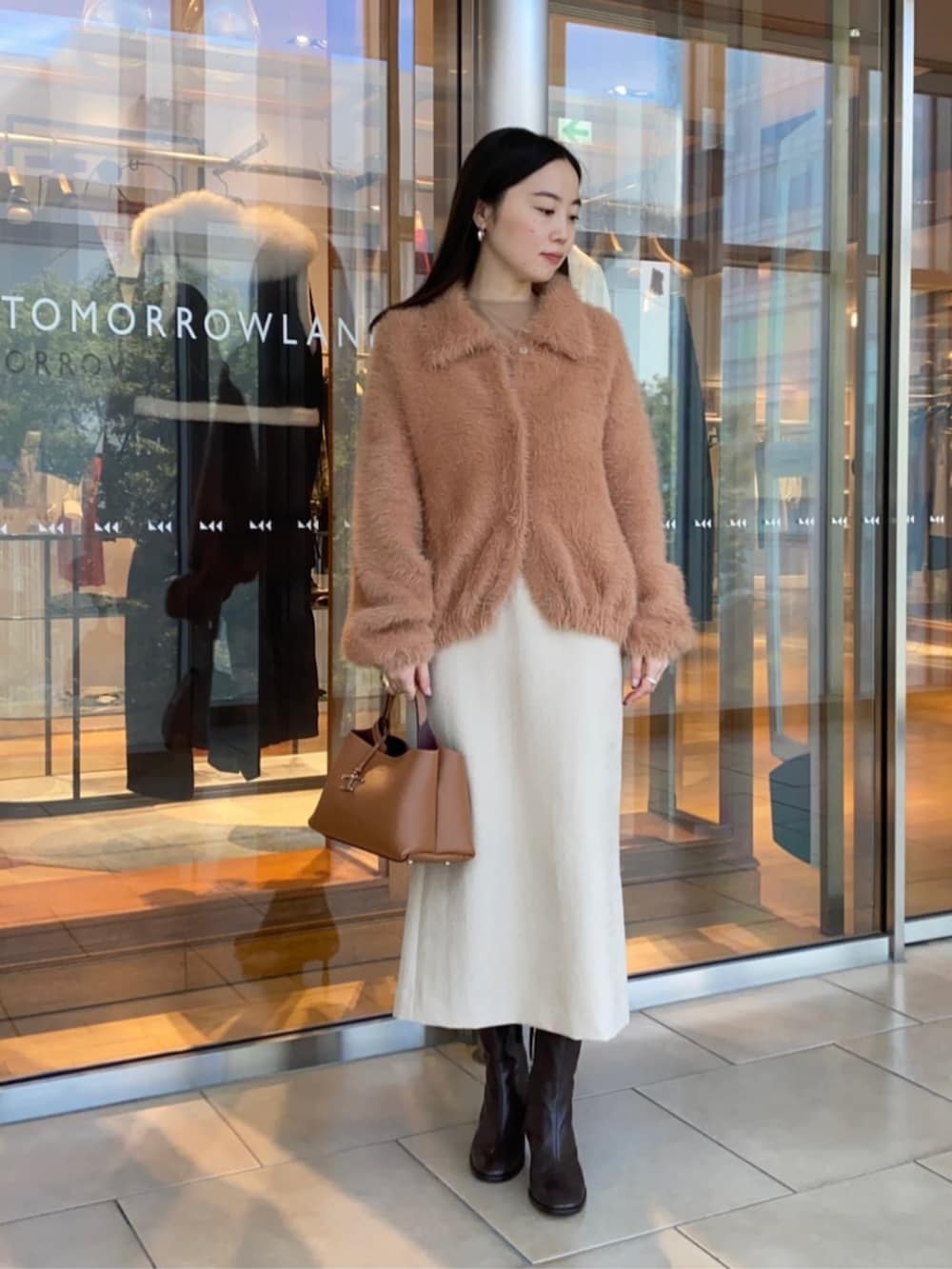 ブラウン系のブーツ、ベージュ系のスカート、ベージュ系のカーディガン/ボレロを着用したレディースの秋コーディネートの7枚目の写真