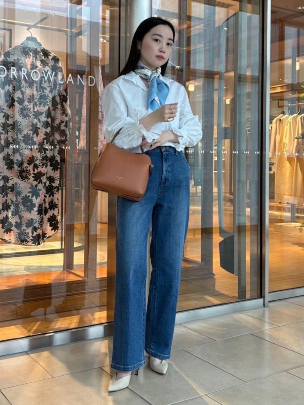 「TOMORROWLAND、トゥモローランド、BOURRIENNE、Bourrienne Paris X、RED CARD、NEBULONIE、FLEURON、フリルシャツ、ブラウス、シャツスタイル、スタンドカラーシャツ、デニム、スカーフ」|「RED CARD TOKYOのRED CARD TOKYO TYLER デニム(デニムパンツ、ブルー系)」を使った、Kato_TOMORROWLANDさん(レディース・158cm)の春コーディネートの2枚目の写真