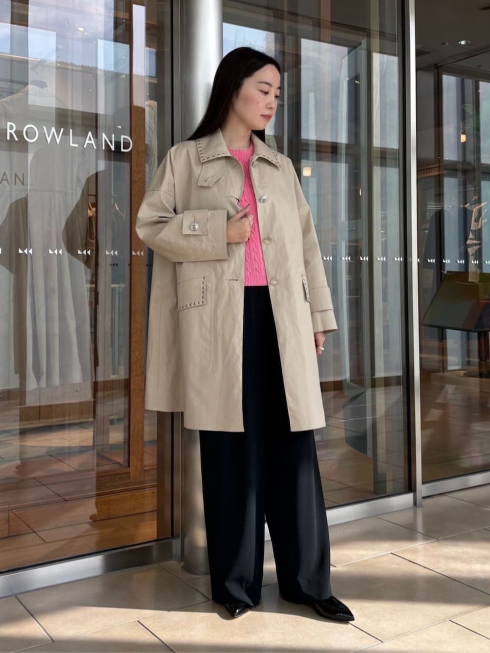 ブルー系のその他パンツ、ブラック系のローファー、パープル系のニット/セーターを着用したレディースの春コーディネートの2枚目の写真