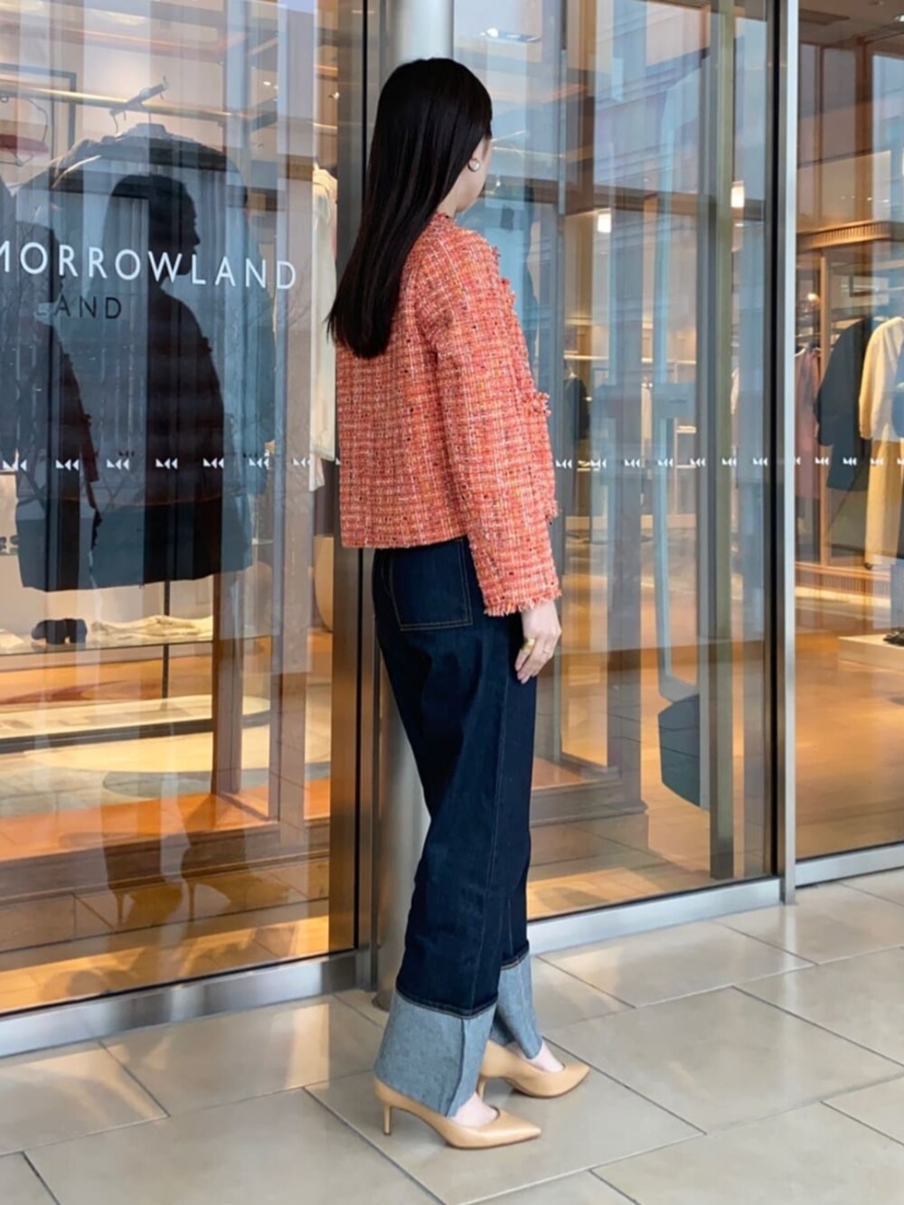 ベージュ系のパンプス、オレンジ系のノーカラージャケット、ブラック系のTシャツ/カットソーを着用したレディースの冬コーディネートの2枚目の写真