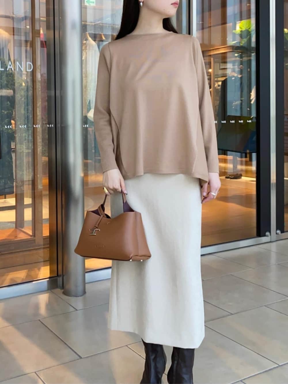 ブラウン系のブーツ、ベージュ系のスカート、ベージュ系のカーディガン/ボレロを着用したレディースの秋コーディネートの6枚目の写真