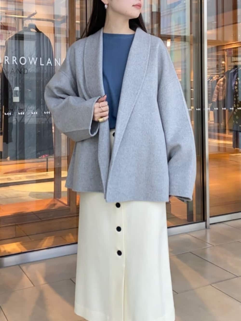 ブラック系のブーツ、グレー系のその他アウター、ブルー系のニット/セーターを着用したレディースの冬コーディネートの3枚目の写真