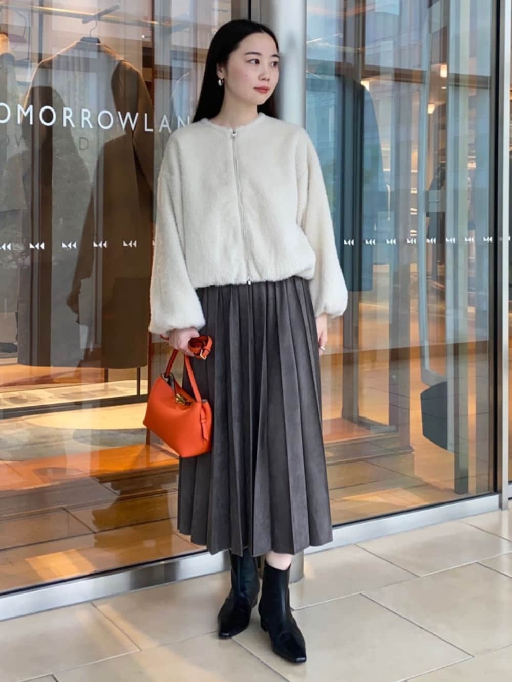 「TOMORROWLAND、トゥモローランド、トゥモローランド#ショルダーバッグ#スタンスミス#白トップス、ballsey、PUNTI.、ブルゾン、ファーブルゾン、シャギー、エコスエード、プリーツスカート、ショートブーツ、大人カジュアル」｜「TOMORROWLAND のTOMORROWLAND ショートブーツ（ブーツ、ブラック系）」を使った、Kato_TOMORROWLANDさん（レディース・158cm）の秋コーディネートの2枚目の写真