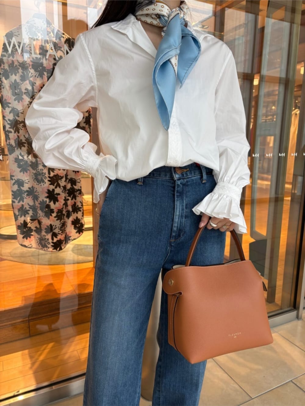 「TOMORROWLAND、トゥモローランド、BOURRIENNE、Bourrienne Paris X、RED CARD、NEBULONIE、FLEURON、フリルシャツ、ブラウス、シャツスタイル、スタンドカラーシャツ、デニム、スカーフ」|「RED CARD TOKYOのRED CARD TOKYO TYLER デニム(デニムパンツ、ブルー系)」を使った、Kato_TOMORROWLANDさん(レディース・158cm)の春コーディネートの3枚目の写真