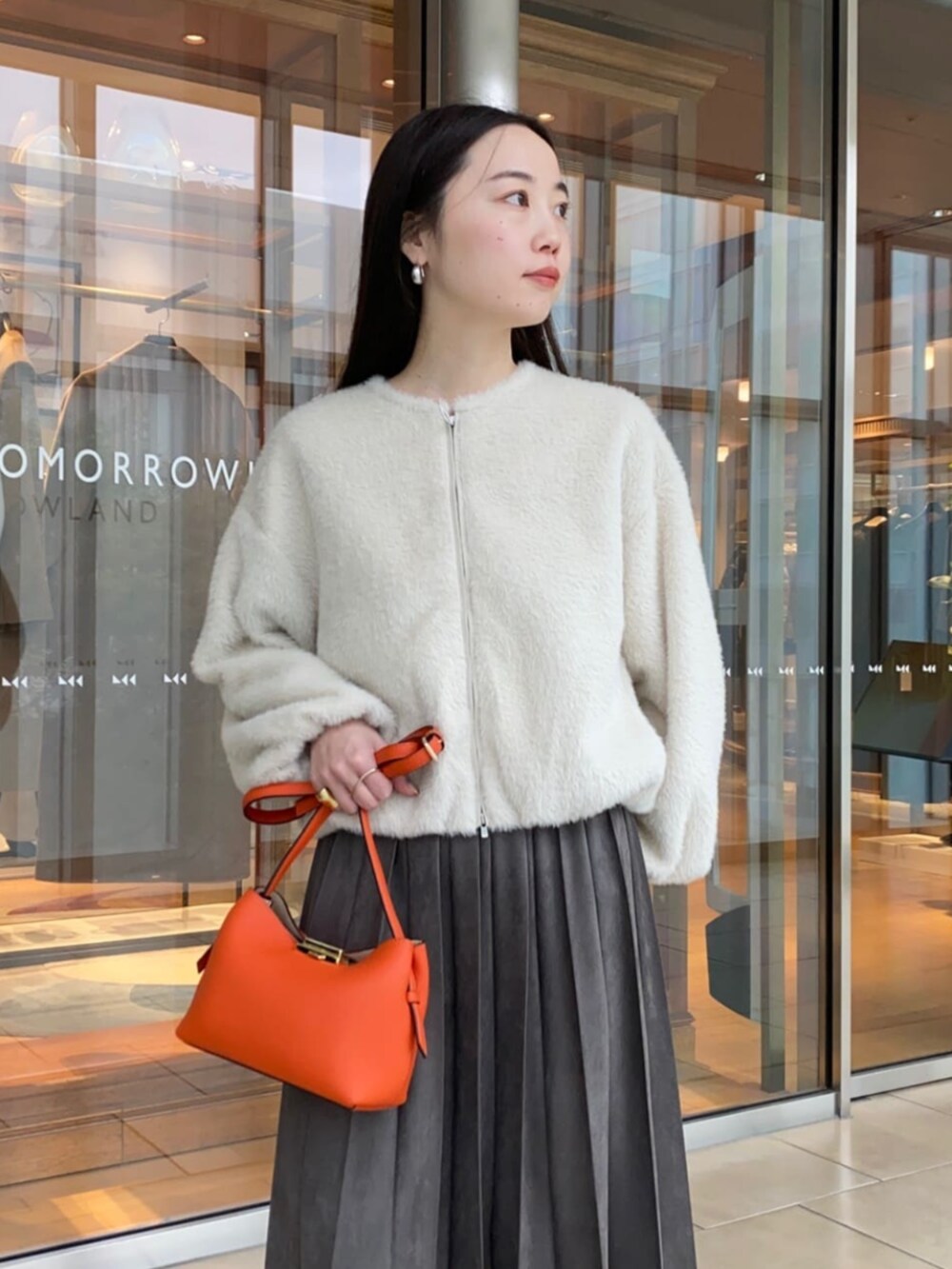 「TOMORROWLAND、トゥモローランド、トゥモローランド#ショルダーバッグ#スタンスミス#白トップス、ballsey、PUNTI.、ブルゾン、ファーブルゾン、シャギー、エコスエード、プリーツスカート、ショートブーツ、大人カジュアル」｜「TOMORROWLAND のTOMORROWLAND ショートブーツ（ブーツ、ブラック系）」を使った、Kato_TOMORROWLANDさん（レディース・158cm）の秋コーディネートの4枚目の写真