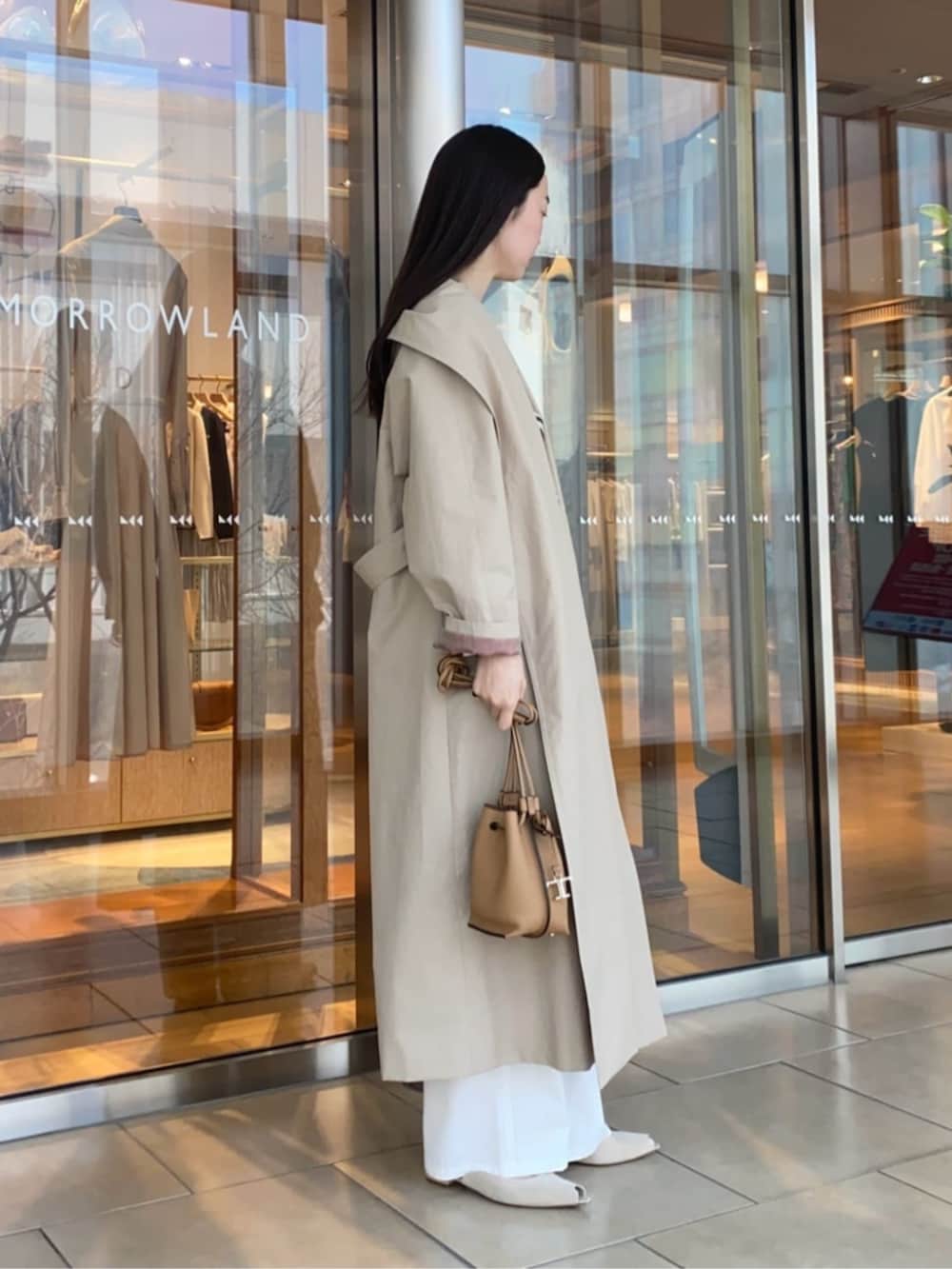 ホワイト系のその他パンツ、ベージュ系のその他アウター、ブラック系のTシャツ/カットソーを着用したレディースの春コーディネートの2枚目の写真