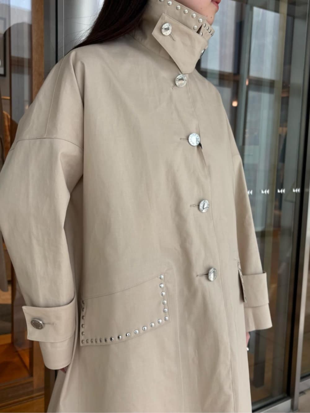 ブルー系のその他パンツ、ブラック系のローファー、パープル系のニット/セーターを着用したレディースの春コーディネートの5枚目の写真