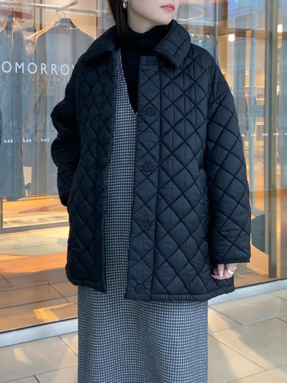 グレー系のワンピース、ブラック系のブーツ、ブラック系のその他アウターを着用したレディースの冬コーディネートの5枚目の写真