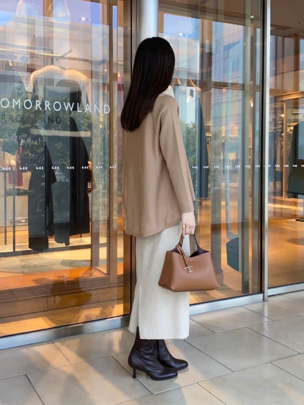 ブラウン系のブーツ、ベージュ系のスカート、ベージュ系のカーディガン/ボレロを着用したレディースの秋コーディネートの4枚目の写真