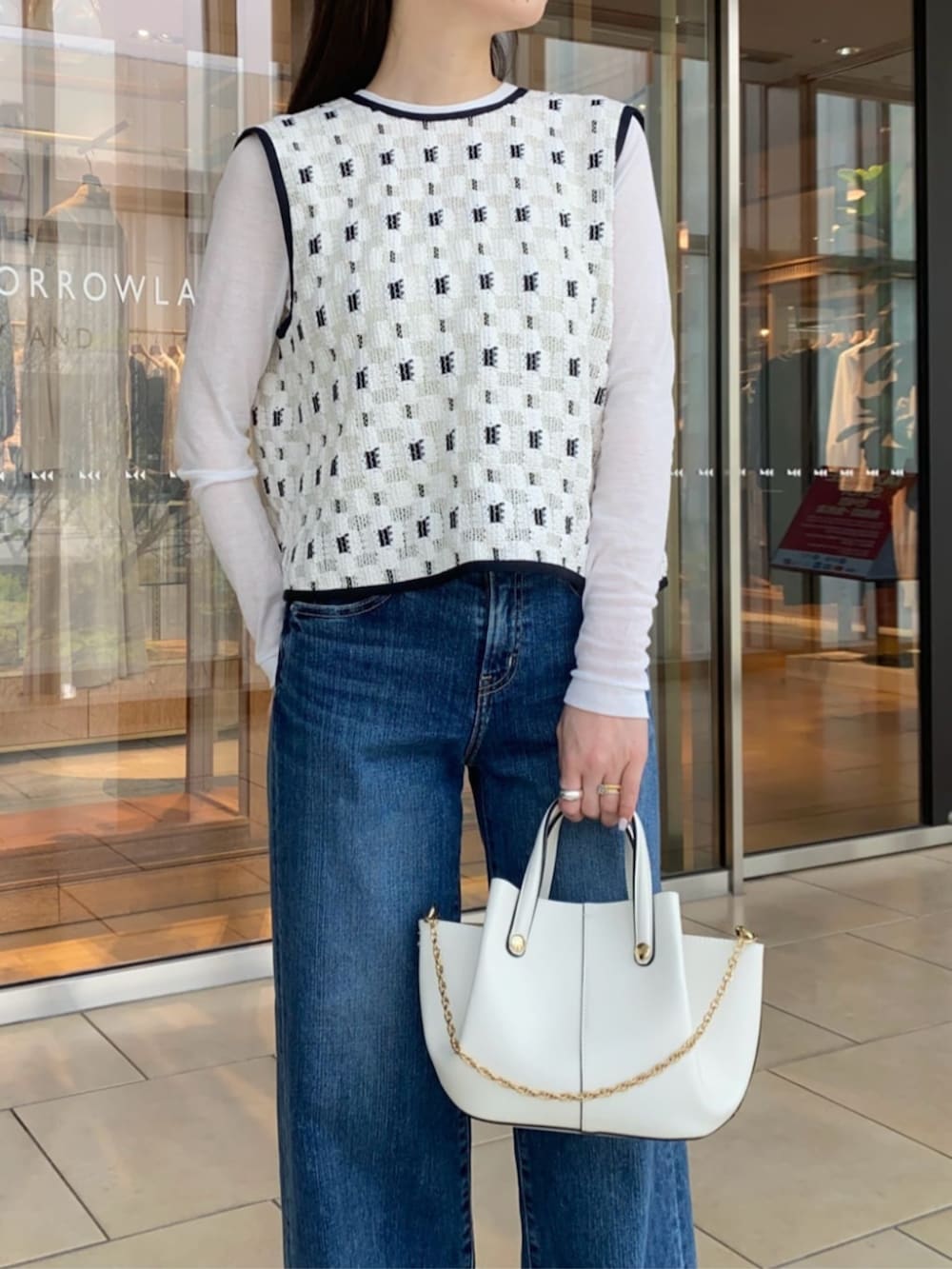 ホワイト系のTシャツ/カットソー、ホワイト系のその他トップス、ブルー系のブルゾンを着用したレディースの春コーディネートの5枚目の写真