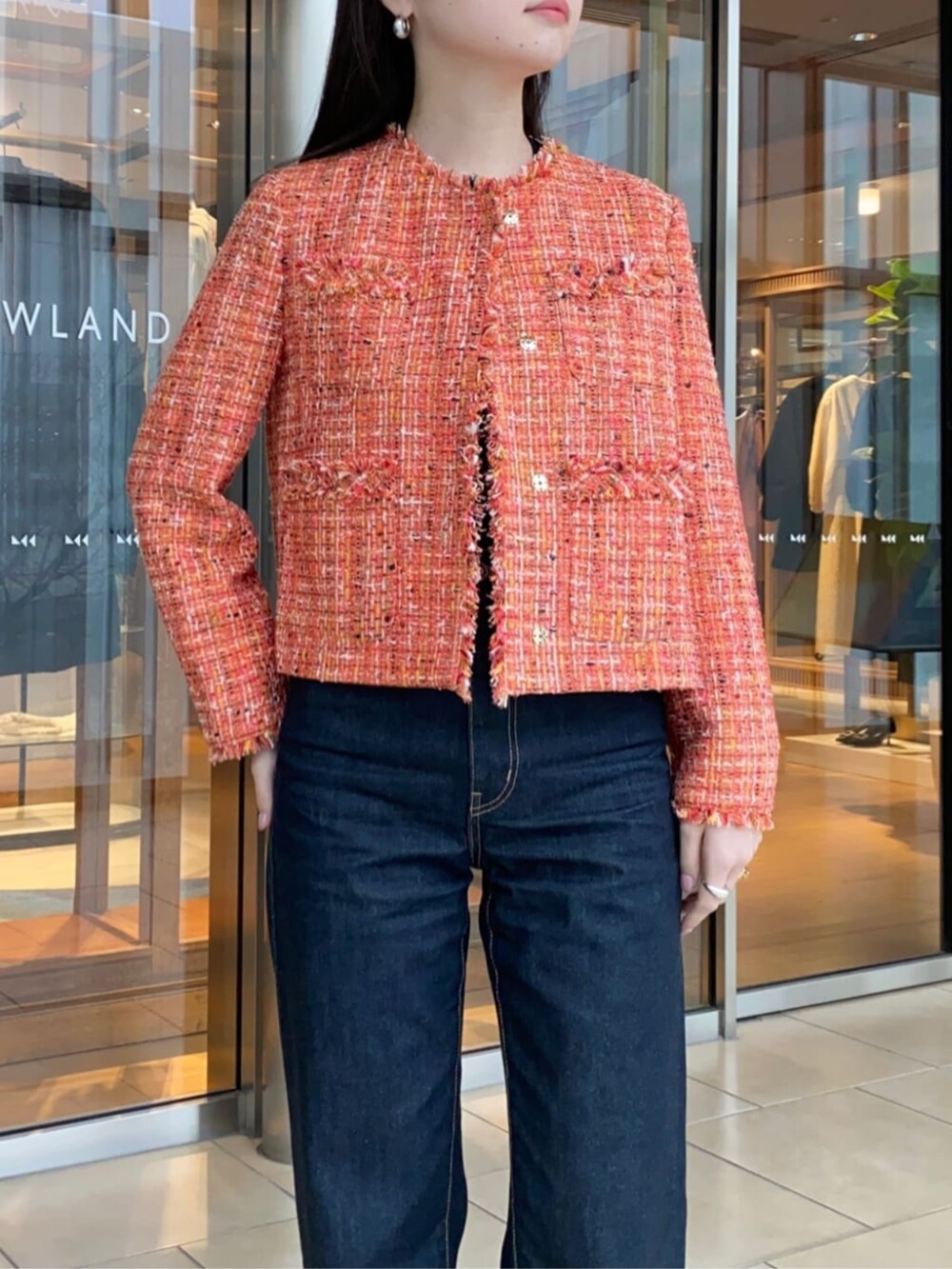 ベージュ系のパンプス、オレンジ系のノーカラージャケット、ブラック系のTシャツ/カットソーを着用したレディースの冬コーディネートの3枚目の写真