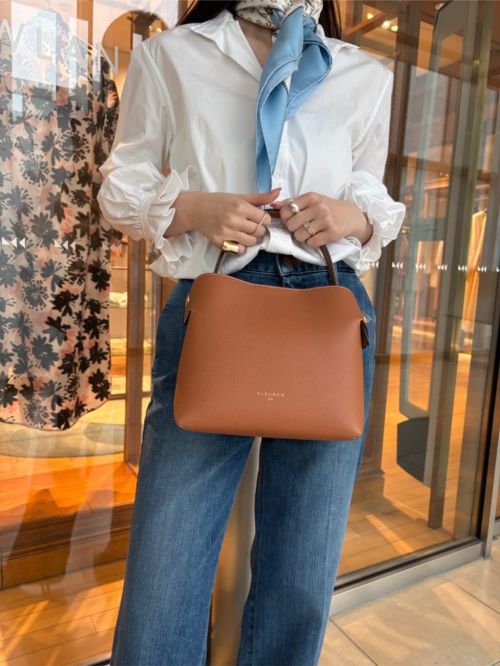「TOMORROWLAND、トゥモローランド、BOURRIENNE、Bourrienne Paris X、RED CARD、NEBULONIE、FLEURON、フリルシャツ、ブラウス、シャツスタイル、スタンドカラーシャツ、デニム、スカーフ」|「RED CARD TOKYOのRED CARD TOKYO TYLER デニム(デニムパンツ、ブルー系)」を使った、Kato_TOMORROWLANDさん(レディース・158cm)の春コーディネートの4枚目の写真