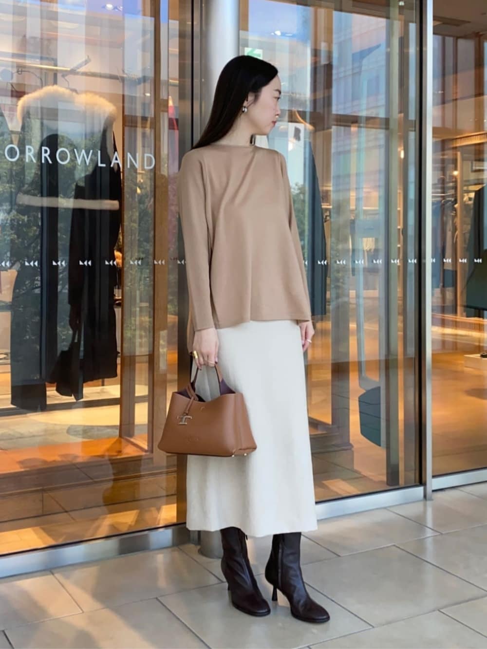 ブラウン系のブーツ、ベージュ系のスカート、ベージュ系のカーディガン/ボレロを着用したレディースの秋コーディネートの3枚目の写真