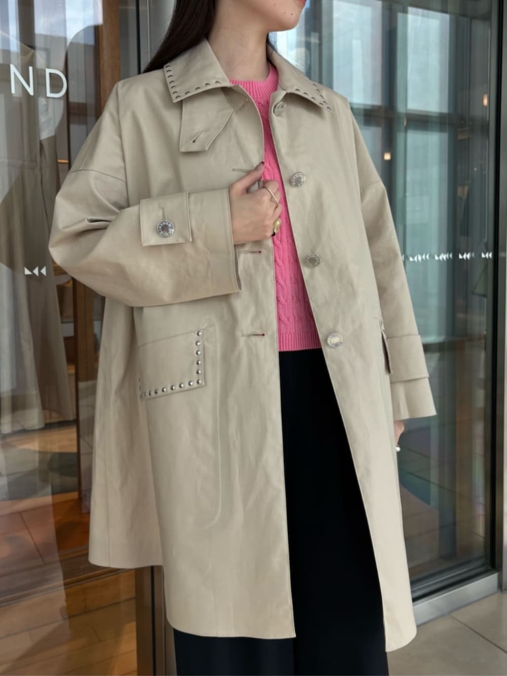 ブルー系のその他パンツ、ブラック系のローファー、パープル系のニット/セーターを着用したレディースの春コーディネートの4枚目の写真