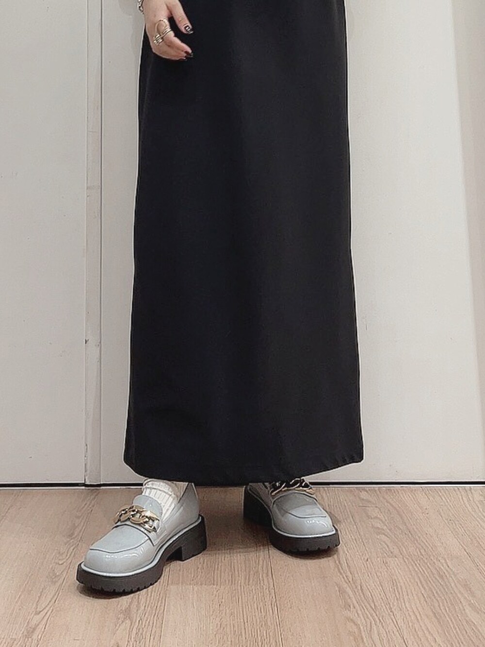 「秋服準備はじめました、大人女子、シンプルコーデ、低身長女子、ワンピーススタイル、ローファー、厚底シューズ、オリエンタルトラフィック、ORiental TRaffic(ORiental TRaffic)、ootd、お洒落さんとつながりたい、カジュアルコーデ、初秋コーデ」|「CAPRICIEUX LE'MAGEのVネックIラインジャンスカ(ワンピース、ブラック系)」を使った、hana___さん(レディース・153cm)の秋コーディネートの2枚目の写真
