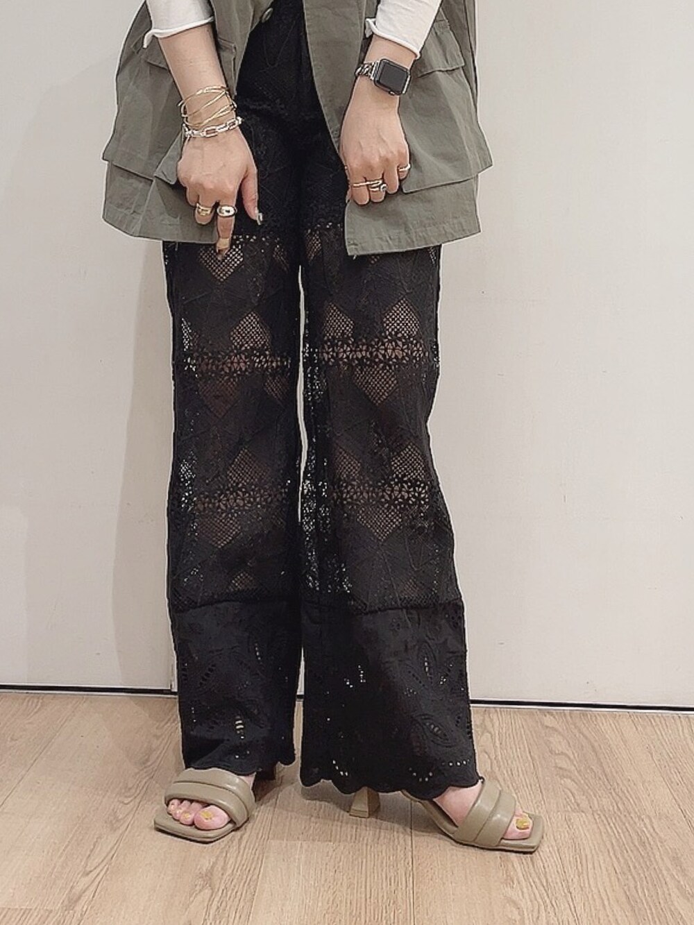 「オトナカジュアル、オトナ女子、春夏コーデ、低身長、オリエンタルトラフィック、ORiental TRaffic(ORiental TRaffic)、レースパンツ、ジレ、ミニタリー、サンダル、ミュール、カーキ×黒、おしゃれさんと繋がりたい、ハイトーンカラー」｜「mysticのヴィンテージレースパンツ（デニムパンツ、ブラック系）」を使った、hana___さん（レディース・153cm）の春コーディネートの3枚目の写真