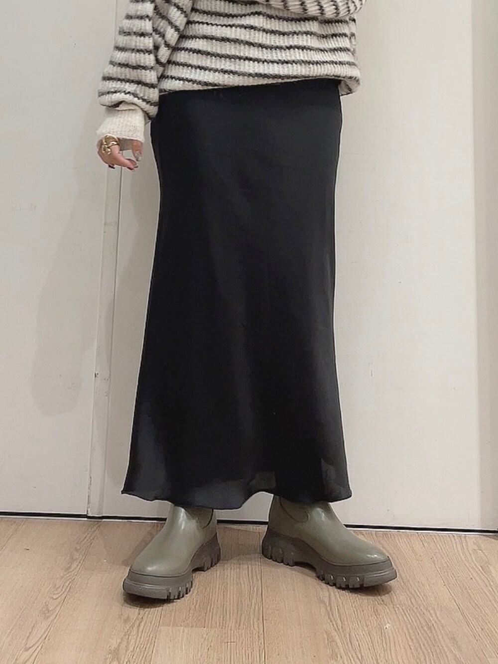 「秋冬コーデ、モノトーン、低身長コーデ、ボーダーニット、モヘアニット、サテンスカート、オリエンタルトラフィック、ORiental TRaffic(ORiental TRaffic)、サイドゴアブーツ、グリーン、厚底シューズ、カーキ」｜「ORiental TRafficの■2022秋冬新作■ボリュームソールサイドゴアブーツ/21404（ブーツ、グリーン系）」を使った、hana___さん（レディース・153cm）の秋コーディネートの2枚目の写真
