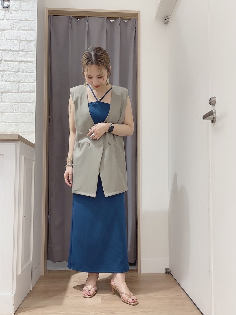 「カジュアル、オトナ女子、サンダルコーデ、低身長コーデ、カラー×コーデ、キャミワンピ、ジレスタイル、夏コーデ、オリエンタルトラフィック、ORiental TRaffic(ORiental TRaffic)」｜「mysticの[mline] セットUPジレ（ベスト、ベージュ系）」を使った、hana___さん（レディース・153cm）の夏コーディネートの2枚目の写真