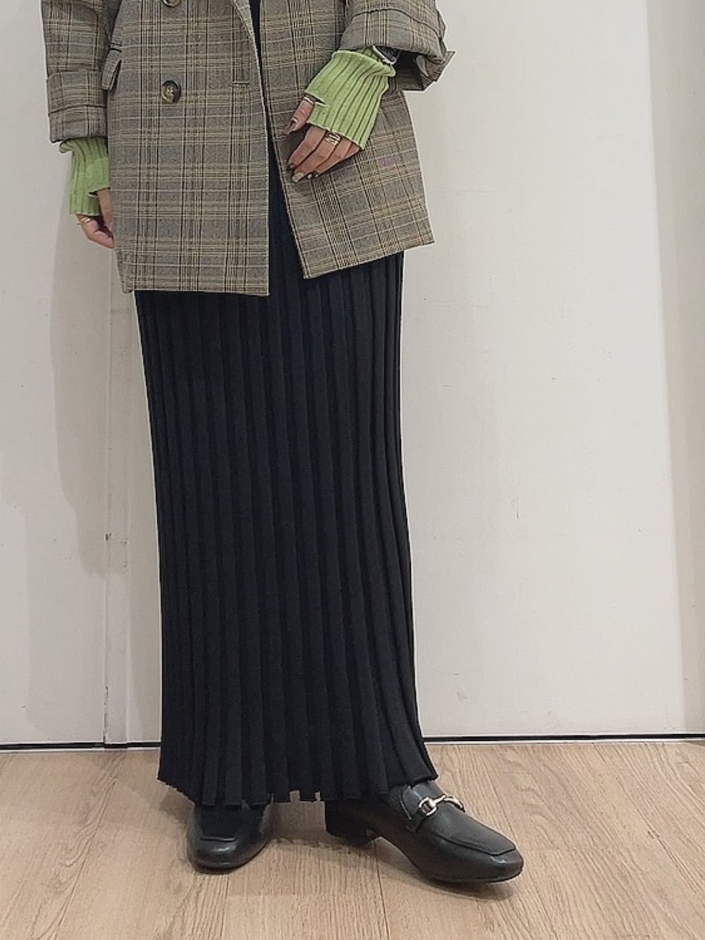 「オトナカジュアル、カジュアルコーデ、低身長女子、オリエンタルトラフィック、ORiental TRaffic(ORiental TRaffic)、跳べるパンプス、ローファー、アームウォーマー、ロングスカート、ジャケットスタイル、おしゃれさんと繋がりたい、差し色」｜「Kastaneの【新色追加】リブカラバリアームウォーマー（アームカバー、グリーン系）」を使った、hana___さん（レディース・153cm）の秋コーディネートの2枚目の写真