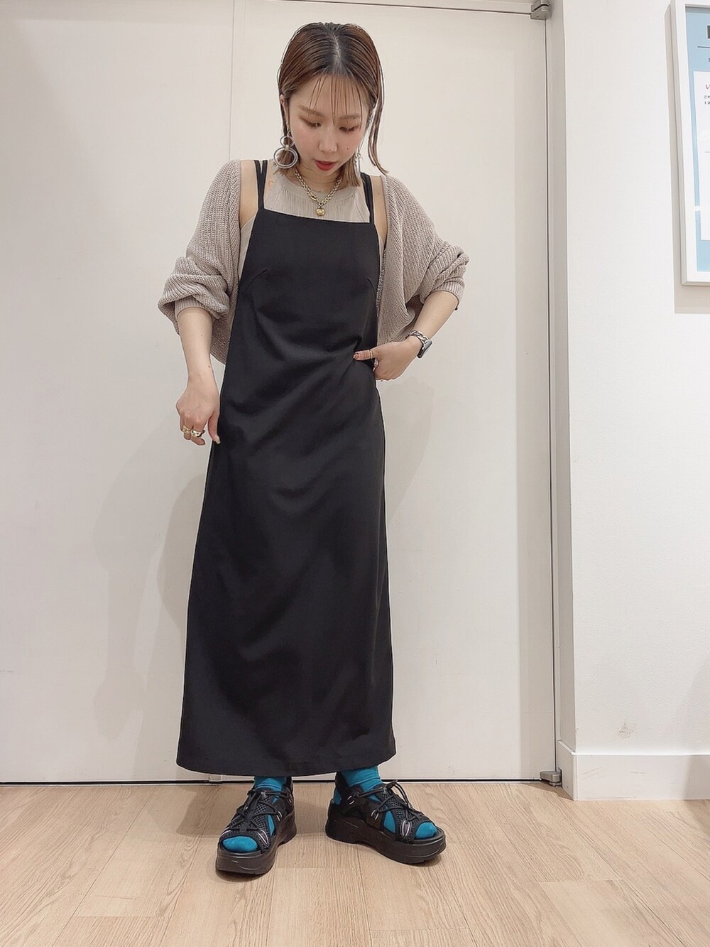 「大人カジュアル、カジュアルコーデ、ワンピース、キャミワンピ、サンダル、カラーソックス、ブルー、オリエンタルトラフィック、低身長コーデ、カーディガン、スポサン、厚底シューズ」｜「CIAOPANICの着回し力抜群！バッククロスキャミワンピース（ワンピース、ブラック系）」を使った、hana___さん（レディース・153cm）の春コーディネートの2枚目の写真