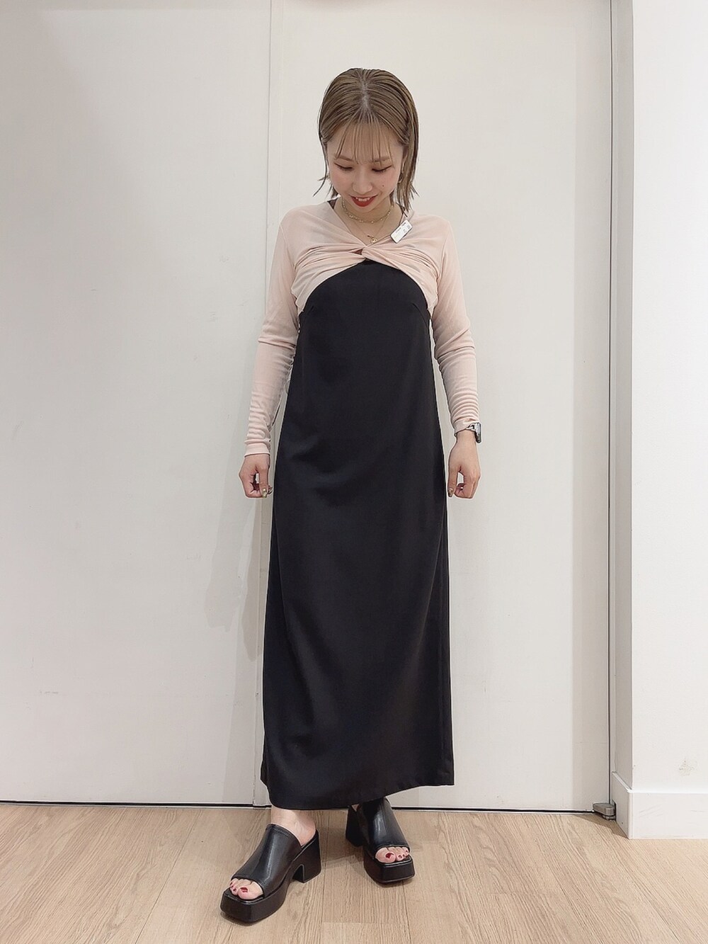 「ワンピース、厚底シューズ、オリエンタルトラフィック、ORiental TRaffic(ORiental TRaffic)、大人女子、厚底サンダル、低身長コーデ、ピンク×ブラック、シアートップス、21213」｜「ORiental TRafficの■2022春夏新作■バルキーヒールミュールサンダル/21213（サンダル、ブラック系）」を使った、hana___さん（レディース・153cm）の春コーディネートの2枚目の写真