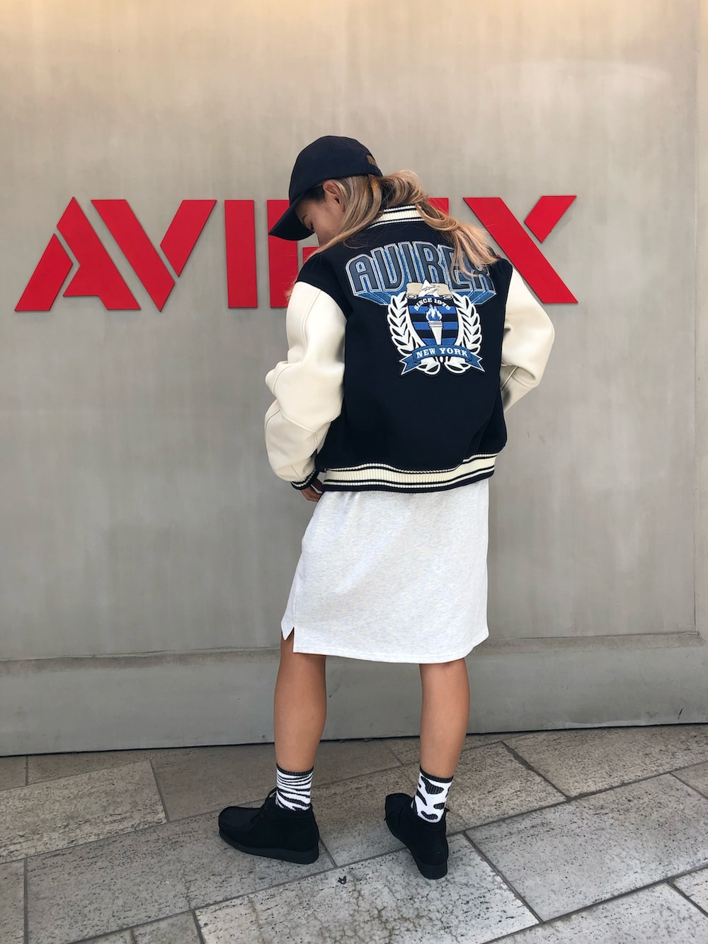 ブルー系のスタジャン、グレー系のワンピース/ドレス、ブラック系のその他シューズを着用したレディースの秋コーディネートの2枚目の写真