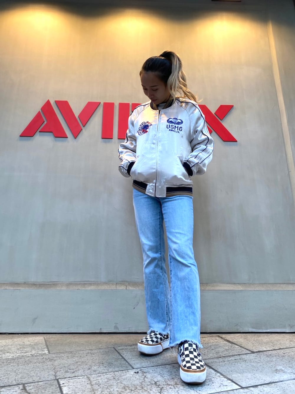 ブラック系のスカジャン、ブラック系のソックス/靴下を着用したレディースの秋コーディネートの2枚目の写真