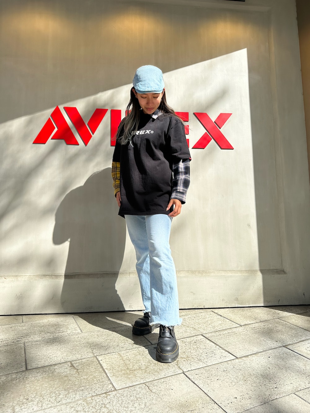 ブラック系のTシャツ/カットソー、ブラック系のソックス/靴下を着用したレディースの春コーディネートの2枚目の写真