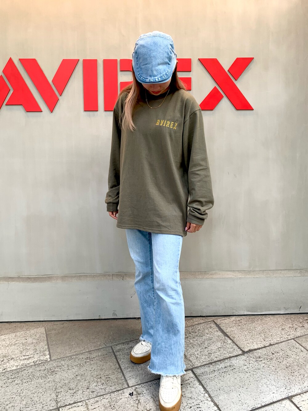 グリーン系のTシャツ/カットソー、ブラック系のソックス/靴下を着用したレディースの秋コーディネートの2枚目の写真