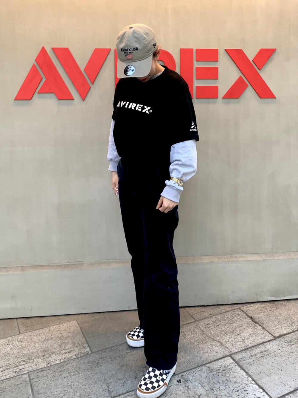 ブラック系のTシャツ/カットソー、ベージュ系のキャップを着用したレディースの春コーディネートの2枚目の写真