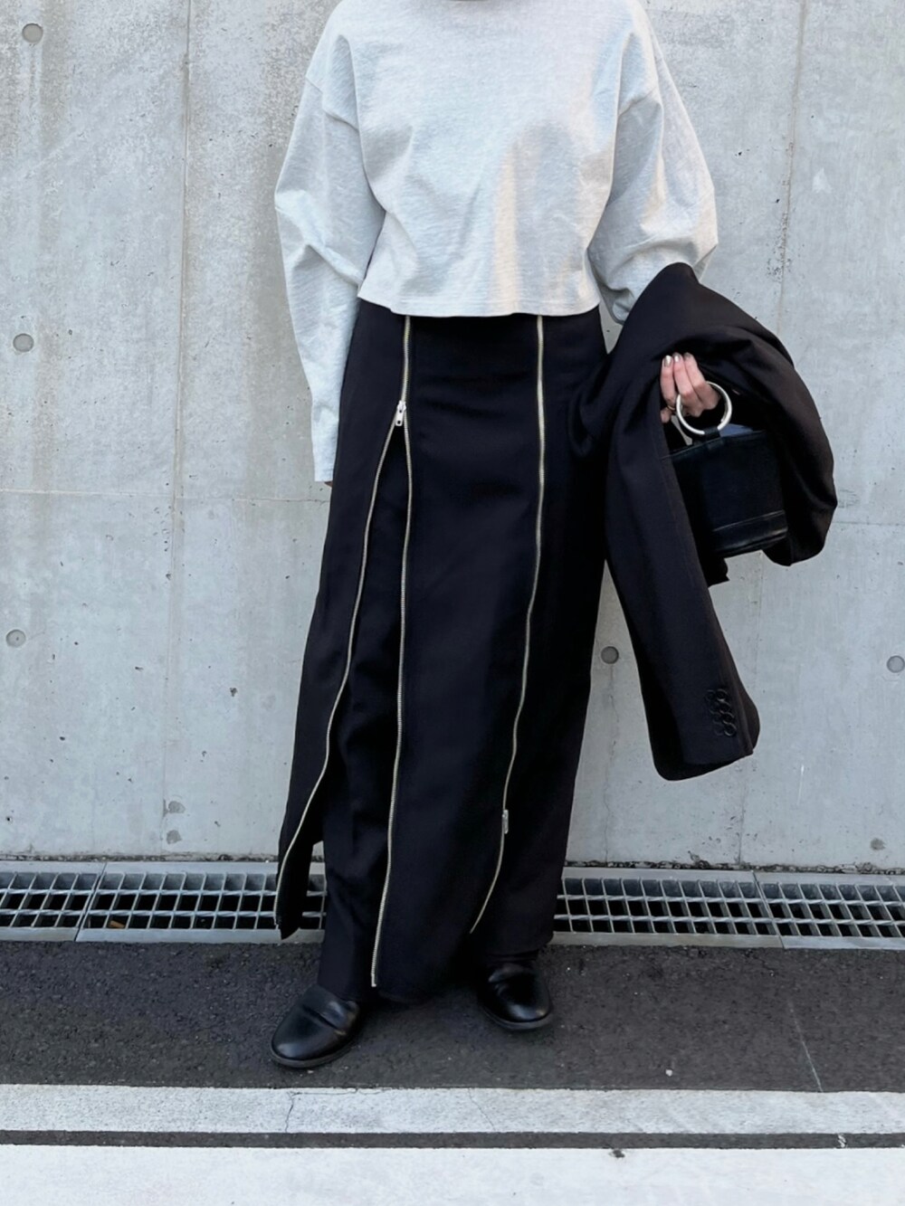 「私の推しブランド、セットアップ、セットアップスタイル、ジャケット、ブラック、ロングスカート、オケージョン、スラックス」｜「LA PEAU DE GEMの【セットアップ対応】ダブルジップマキシスカート（スカート、ブラック系）」を使った、sari_lpdgemさん（レディース・158cm）の冬コーディネートの2枚目の写真