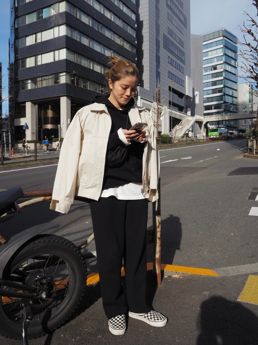 「ホワイトコーデ、冬コーデ、マイベストコーデ2024、秋冬コーデ、ラクチンコーデ、フーディー、ニット、スニーカー、カジュアル」｜「LA PEAU DE GEMの【LA PEAU DE GEM】ロープインブルゾン（ブルゾン、ホワイト系）」を使った、sari_lpdgemさん（レディース・158cm）の冬コーディネートの2枚目の写真
