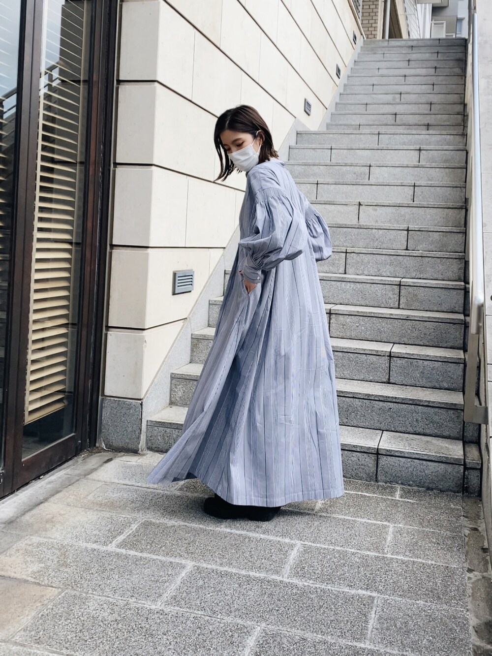 ブラック系のシャツワンピースを着用したレディースの春コーディネートの3枚目の写真