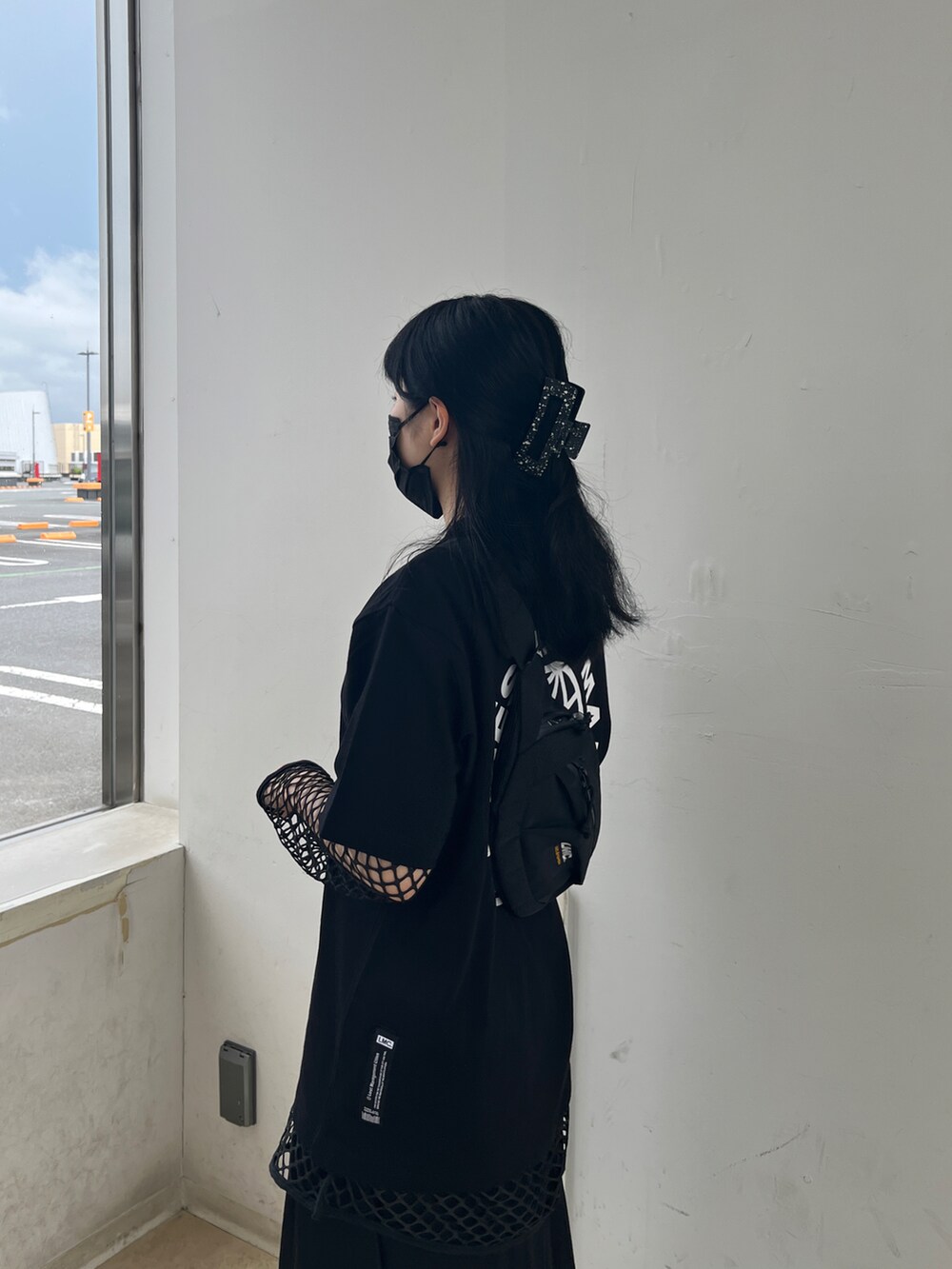 ブラック系のTシャツ/カットソー、ブラック系のボディバッグ/ウエストポーチを着用したレディースの夏コーディネートの2枚目の写真