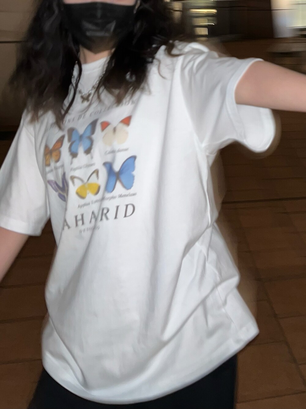 ホワイト系のTシャツ/カットソー、ブラック系のスウェットパンツを着用したレディースの春コーディネートの3枚目の写真