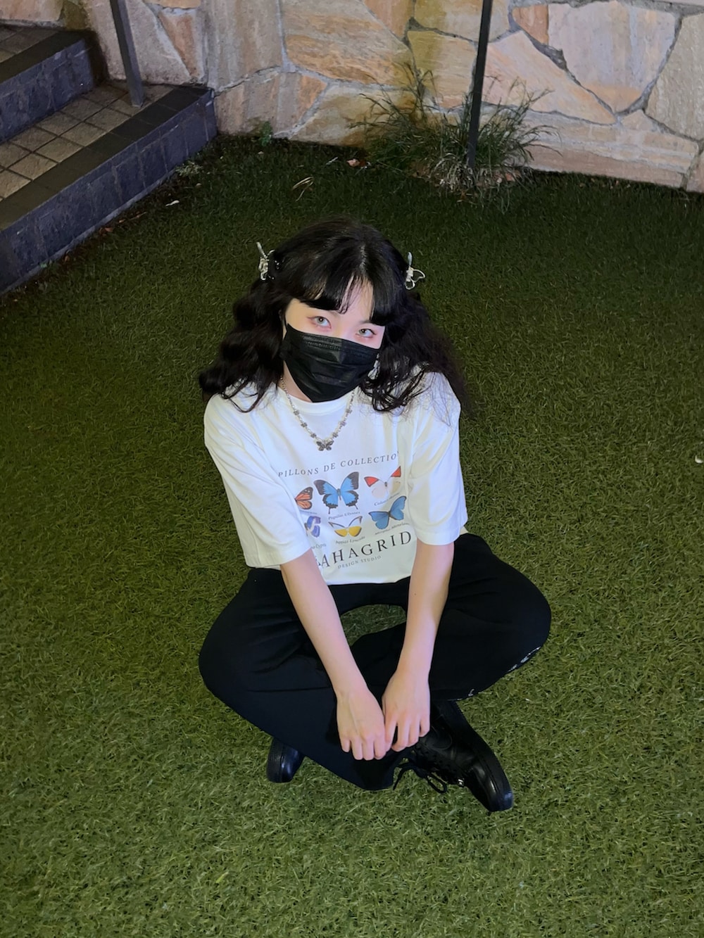 ホワイト系のTシャツ/カットソー、ブラック系のスウェットパンツを着用したレディースの春コーディネートの2枚目の写真