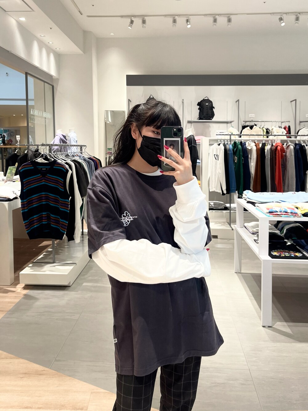 グレー系のTシャツ/カットソーを着用したレディースの春コーディネートの2枚目の写真