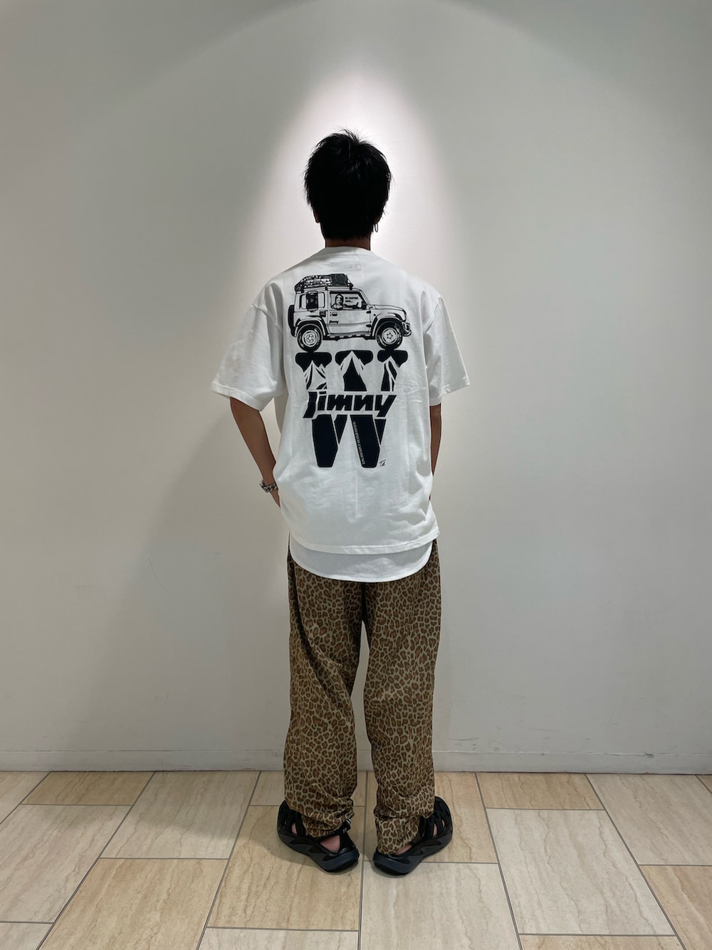 ホワイト系のTシャツ/カットソー、その他のその他パンツ、ブラック系のサンダルを着用したメンズの夏コーディネートの2枚目の写真