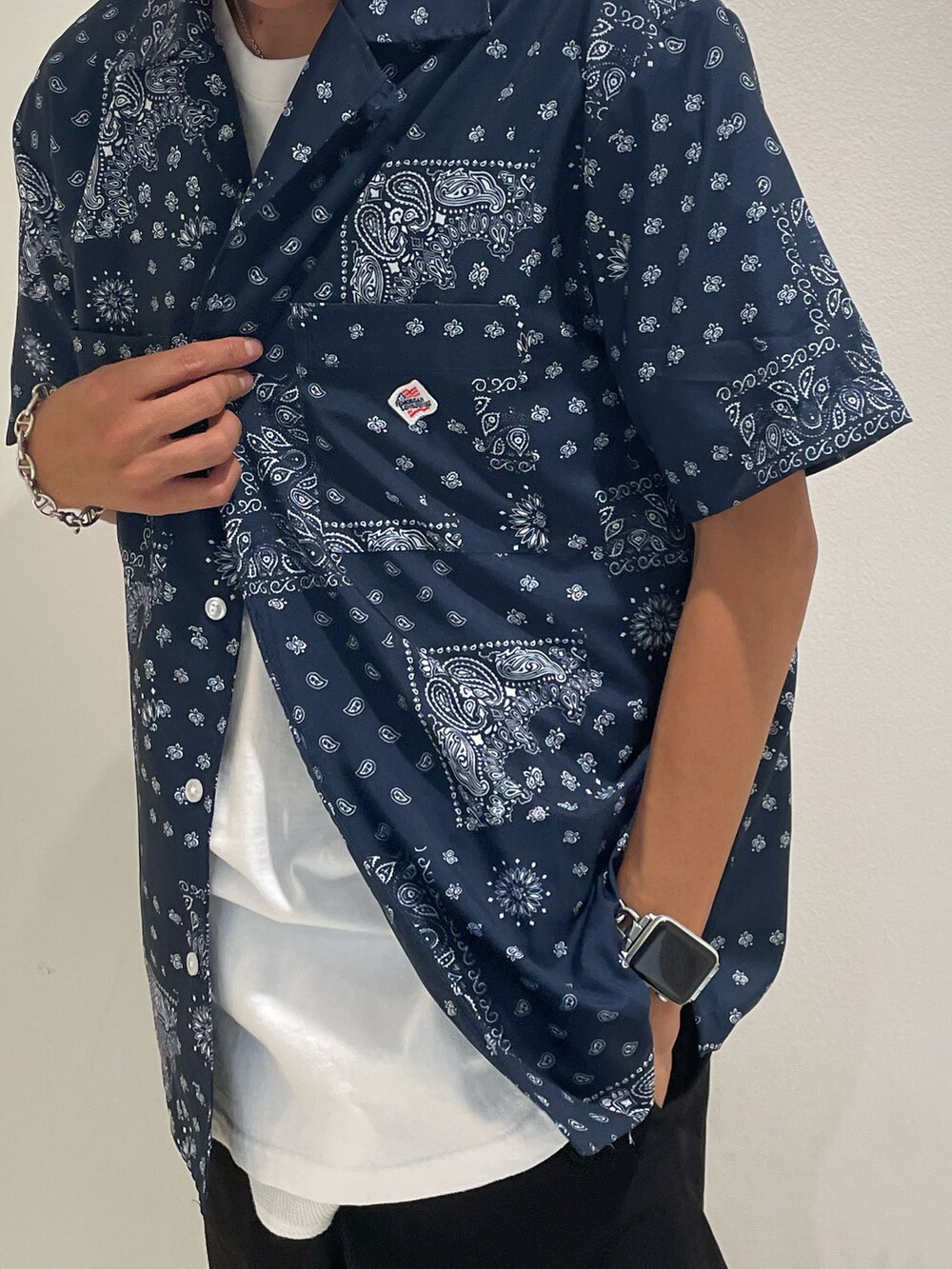 ブルー系のシャツ/ブラウス、ブラック系のチノパンツ、ブラック系のサンダルを着用したメンズの夏コーディネートの2枚目の写真