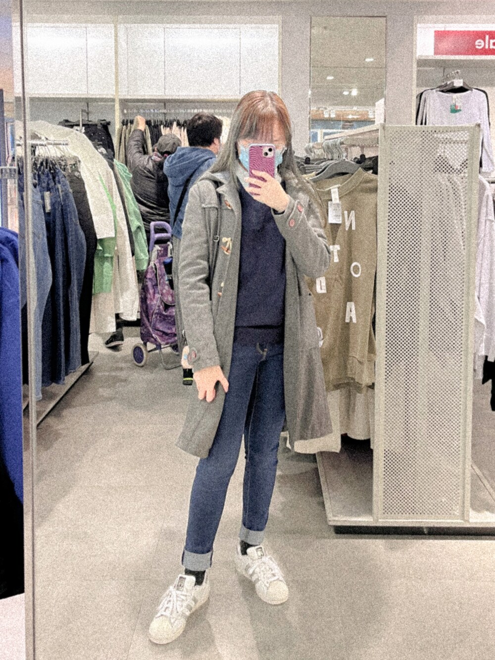 ブルー系のニット/セーター、ブルー系のデニムパンツ、シルバー系のスニーカーを着用したレディースの冬コーディネートの2枚目の写真