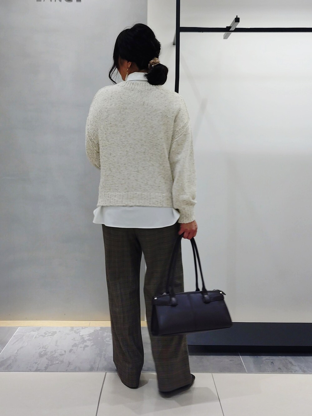 ホワイト系のシャツ/ブラウス、イエロー系のその他パンツ、ホワイト系のニット/セーターを着用したレディースの秋コーディネートの3枚目の写真
