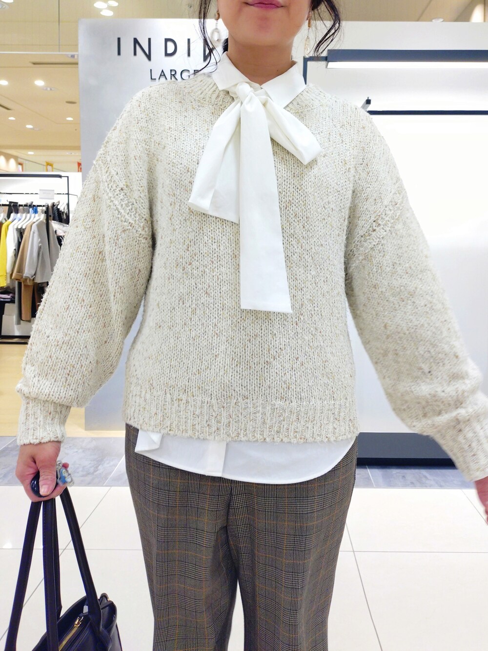 ホワイト系のシャツ/ブラウス、イエロー系のその他パンツ、ホワイト系のニット/セーターを着用したレディースの秋コーディネートの4枚目の写真