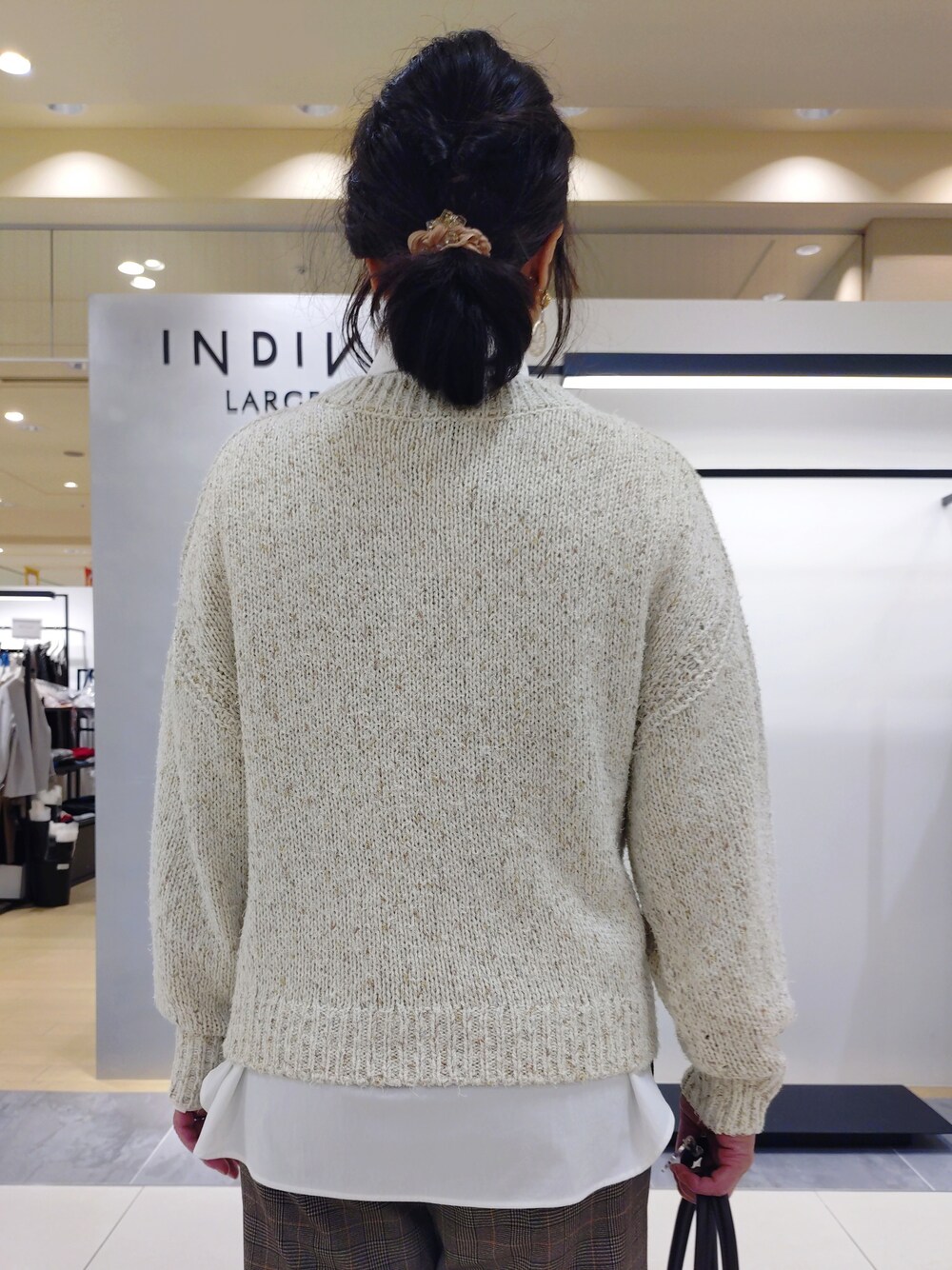 ホワイト系のシャツ/ブラウス、イエロー系のその他パンツ、ホワイト系のニット/セーターを着用したレディースの秋コーディネートの6枚目の写真