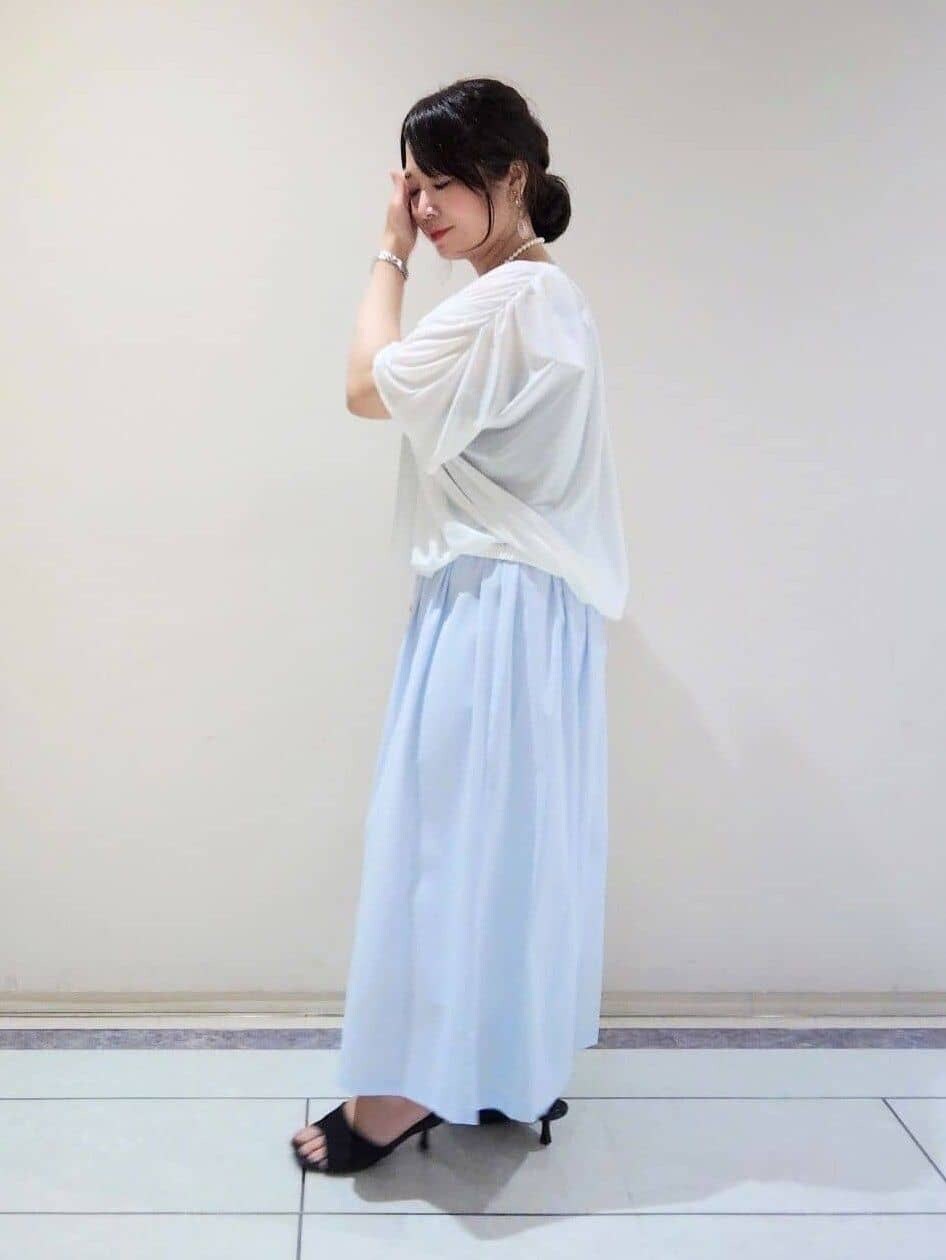 ブルー系のショルダーバッグ、ホワイト系のTシャツ/カットソー、グレー系のその他パンツを着用したレディースの春コーディネートの2枚目の写真