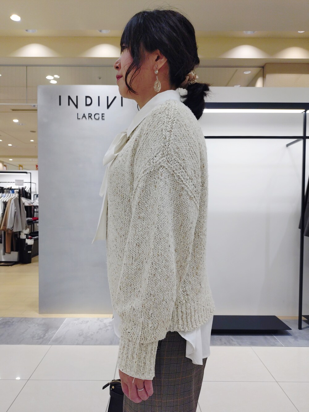 ホワイト系のシャツ/ブラウス、イエロー系のその他パンツ、ホワイト系のニット/セーターを着用したレディースの秋コーディネートの5枚目の写真