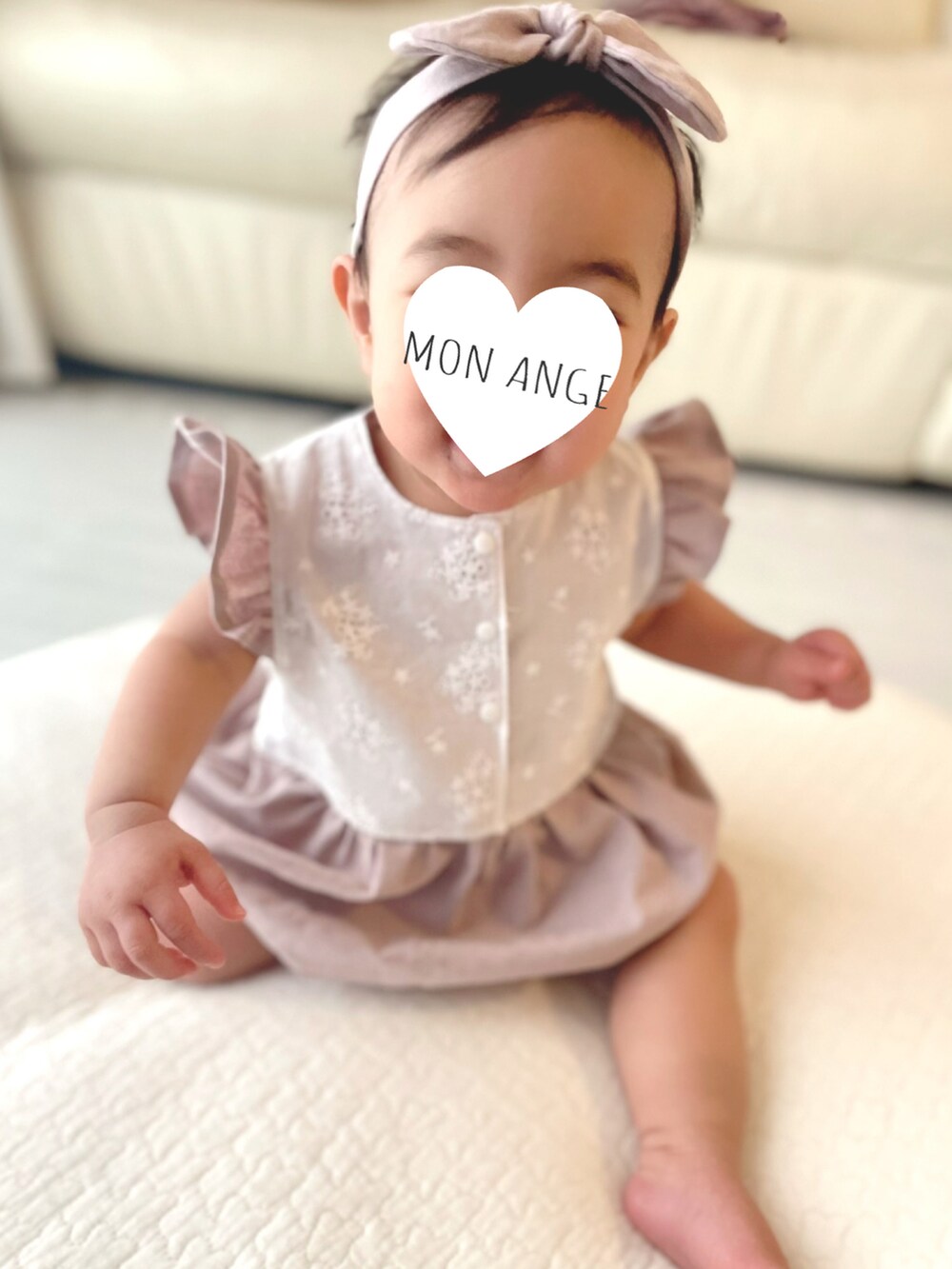 ピンク系のオールインワン・サロペット、ピンク系のヘアバンドを着用したキッズの秋コーディネートの2枚目の写真