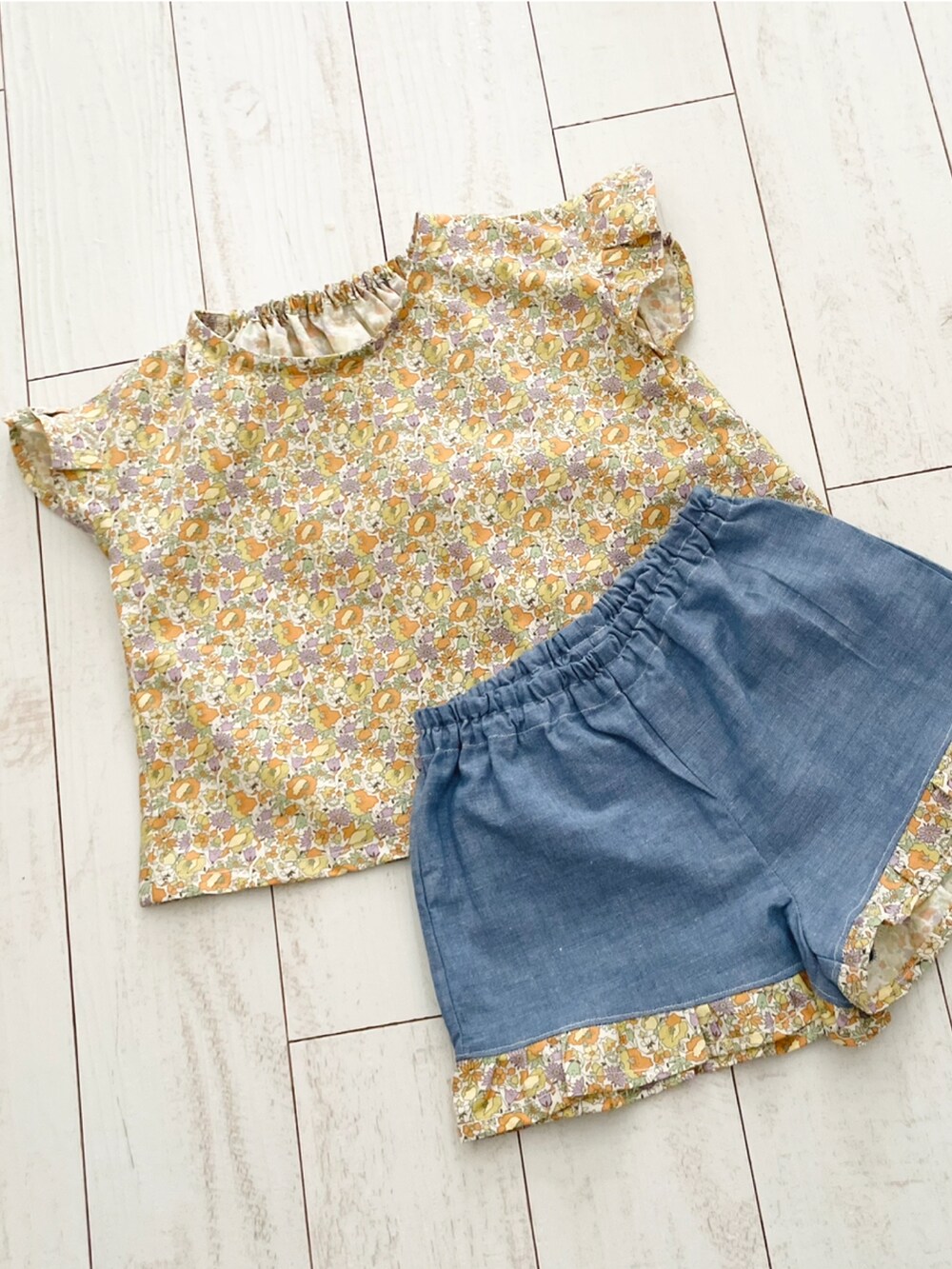 「80cm、90cm、０歳、1歳、おんなのこ、キッズファッション、ハンドメイド」｜「Handmadeの80cm（Tシャツ/カットソー、イエロー系）」を使った、MON ANGEさん（キッズ・80cm）の秋コーディネートの4枚目の写真
